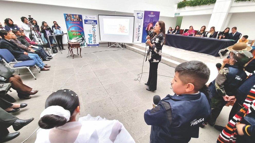 Presentación del proyecto de ley en favor de menores, cuyas madres fueron víctimas de feminicidio./ ERBOL