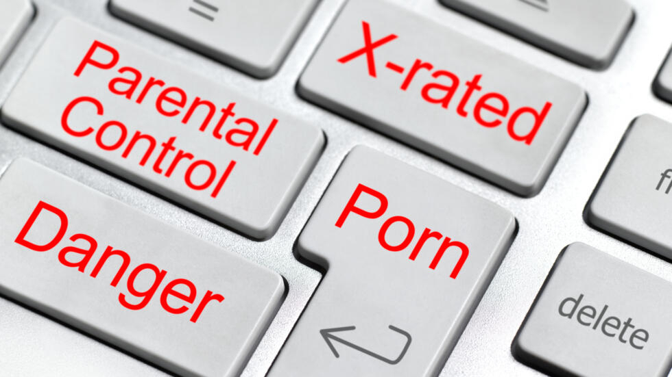 Según Arcom, 2,3 millones de menores frecuentan sitios pornográficos en Francia. 