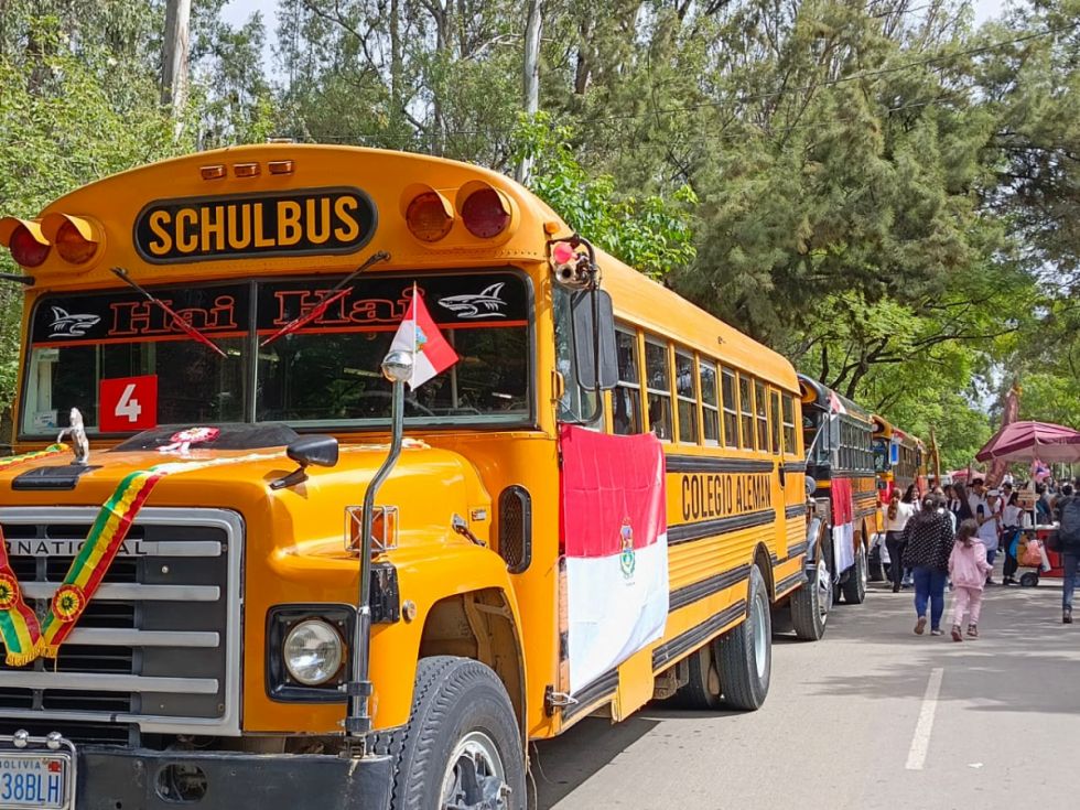 Buses escolares hacen su paso en el desfile