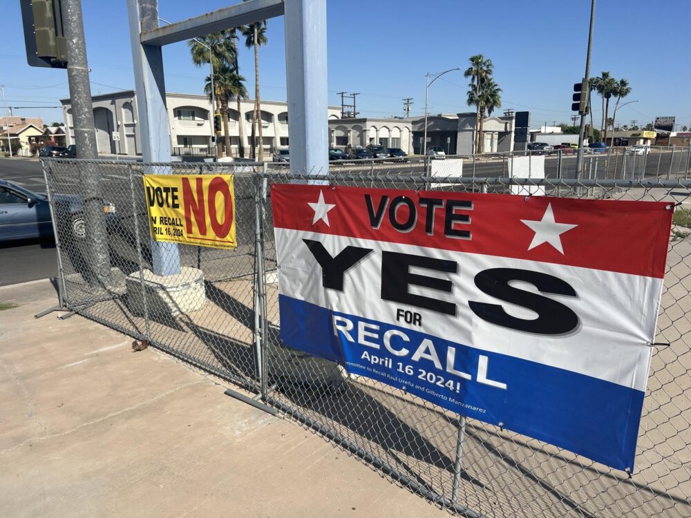 Carteles a favor y en contra del referendo de dos concejales progresistas abundan en las calles de Caléxico, en California