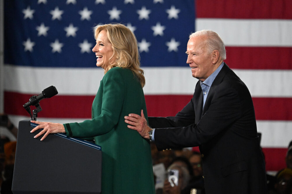La primera dama Jill Biden junto a su marido, el presidente Joe Biden, el 9 de marzo de 2024 en un acto en Atlanta, Georgia