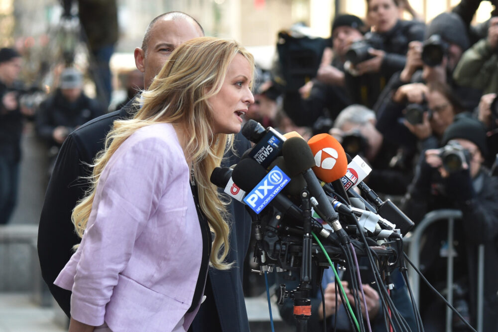 La exactriz porno Stephanie Clifford, también conocida como Stormy Daniels, realiza unas declaraciones ante la prensa en el Tribunal Federal de EEUU en Manhattan, Nueva York, el 16 de abril de 2018