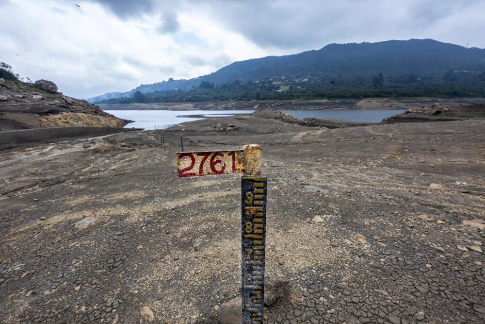 Un indicador del nivel del agua del embalse de San Rafael, en la localidad colombiana de La Calera, el 12 de marzo de 2024 cerca de Bogotá