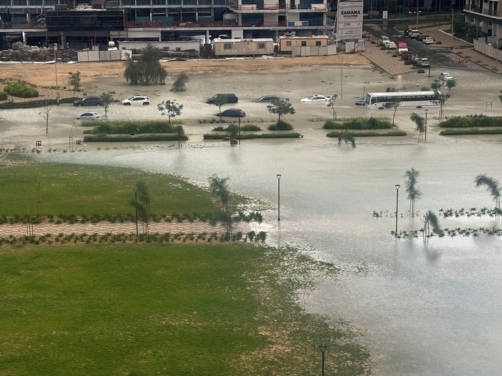 Los autos en las calles inundadas de Dubái. Foto: REUTERS