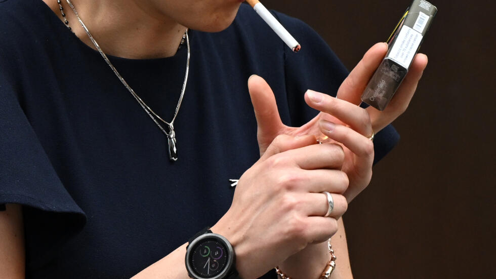 Una fumadora enciende un cigarrillo en Londres el 9 de junio de 2022