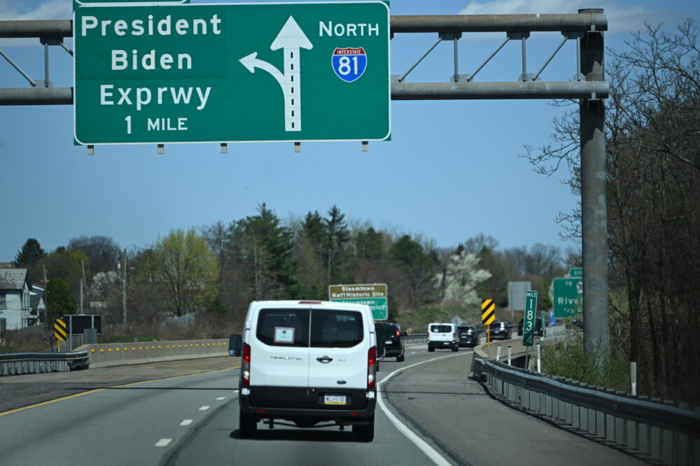 El convoy del presidente Joe Biden vieja por la autopista 81, rumbo a la vía expresa que lleva su nombre en el estado de Pennsylvania.