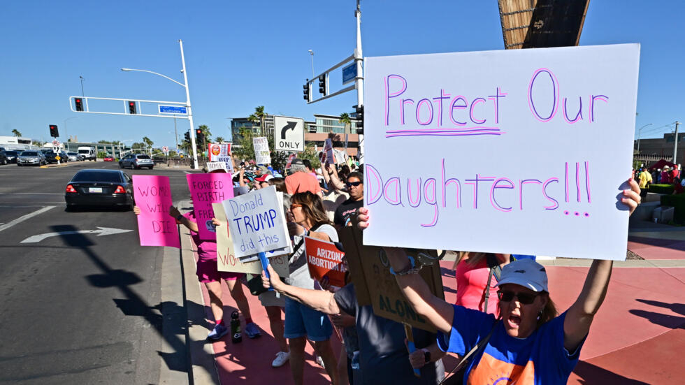 Defensoras del derecho al aborto se manifiestan con un cartel de 'Proteged a nuestras hijas' el 15 de abril de 2024 en Scottsdale (Arizona), estado de EEUU donde su máximo tribunal restableció una ley de 1864 que prohíbe casi totalmente el aborto