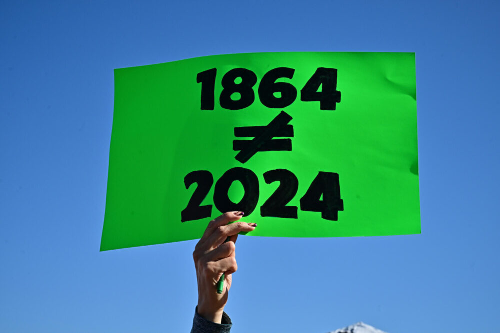 Una defensora del derecho al aborto sostiene un cartel durante una manifestación el 15 de abril de 2024 en Scottsdale (Arizona), estado de EEUU donde su máximo tribunal restableció una ley de 1864 que prohíbe casi totalmente el aborto