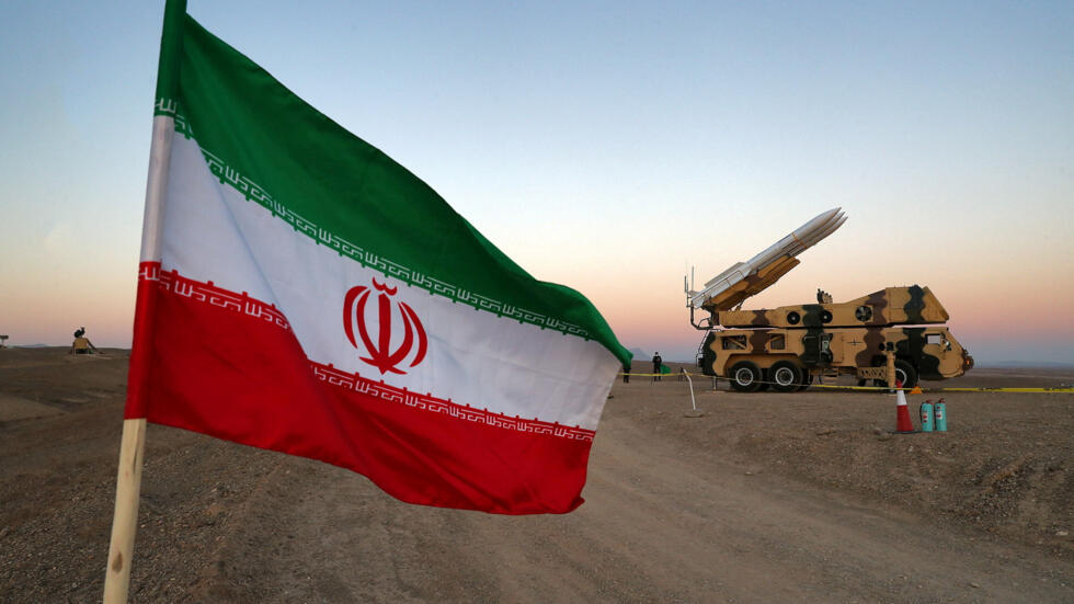  Una bandera iraní cerca de un misil durante un simulacro militar, con la participación de unidades de defensa aérea de Irán, Irán, 19 de octubre de 2020.