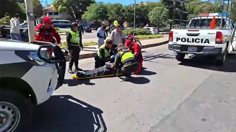Motociclista choca y arrastra a ciclista en la avenida Las Américas de Tarija