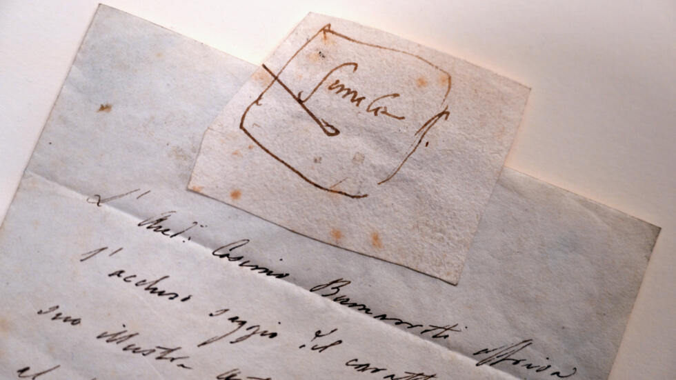 Un pequeño bosquejo atribuido a Miguel Ángel, en la parte superior, y una carta manuscrita de su descendiente Cosimo Buonarroti, en la casa de subastas Christie's en Nueva York, el 25 de enero de 2024