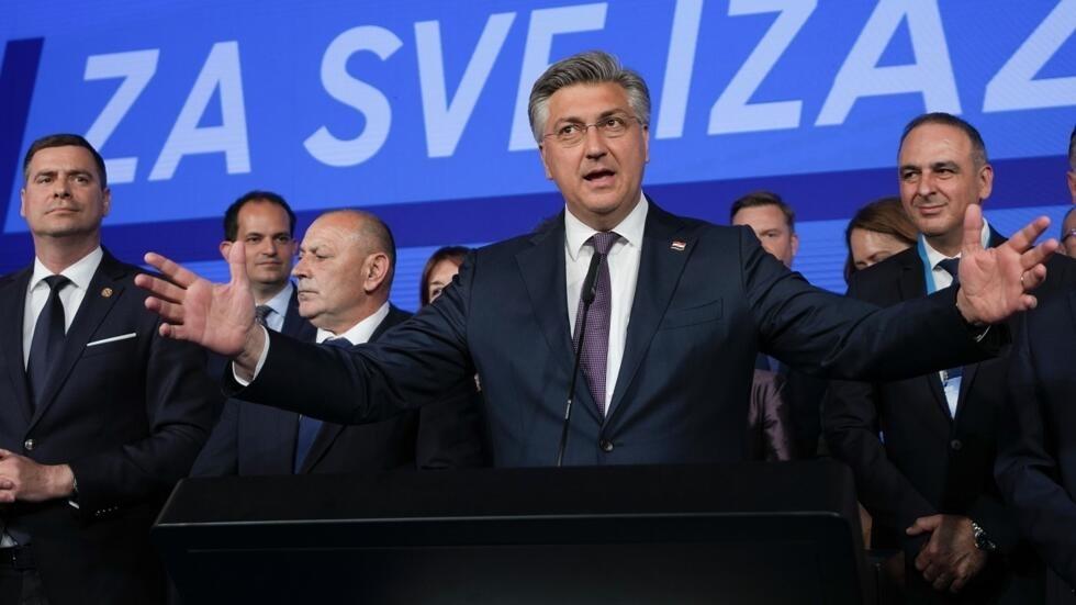 El primer ministro croata, Andrej Plenković, habla desde Zagreb este 18 de abril de 2024, al día siguiente de las elecciones legislativas en las que su partido, el HDZ, resultó vencedor sin obtener una mayoría clara.