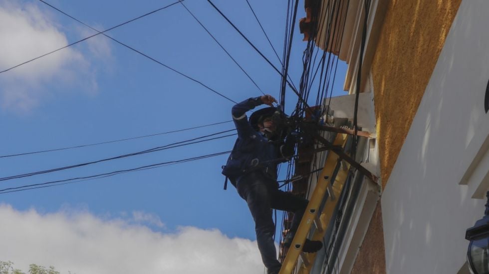 Alcaldía de Tarija inicia el retiro de la maraña de cables en desuso 