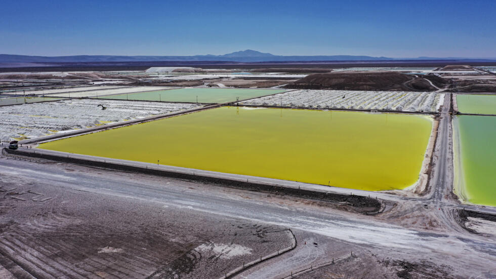 (FILES) Vista aérea de la mina de la compañía chilena SQM (Sociedad Quimica Minera) en el desierto de Atacama, Calama, Chile, el 12 de setiembre de 2022.