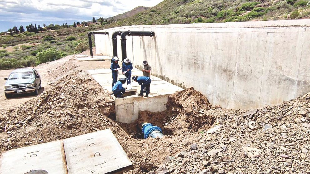 Pruebas hidráulicas en la red primaria del sector oeste con agua de Misicuni almacenada en un tanque en Sacaba./ EMAPAS