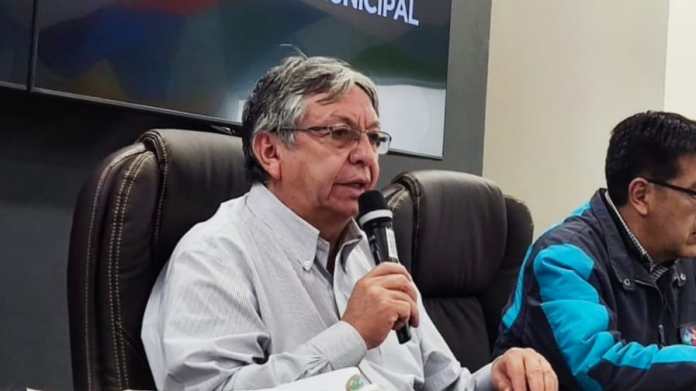 El asesor municipal Óscar Navarro durante una conferencia de prensa. Foto: AMUN
