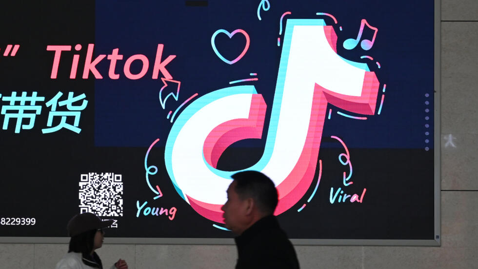 Un anuncio de la aplicación TikTok, fotografiado en una estación de tren en la ciudad de Zhengzhou, en China, el 21 de enero de 2024