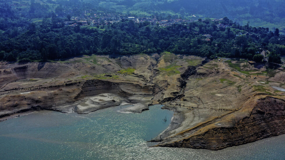 Vista aérea del embalse del Guavio que alimenta la Central Hidroeléctrica del mismo nombre en Gachala, Cundinamarca, el 16 de abril de 2024