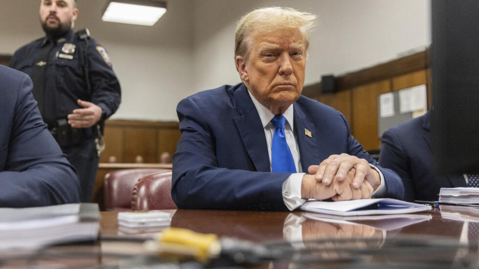 El expresidente Donald Trump espera el inicio de los procedimientos durante la selección del jurado en el tribunal penal de Manhattan, el jueves 18 de abril de 2024 en Nueva York.