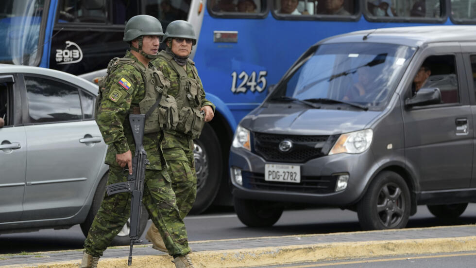 Soldados patrullan en el barrio de Carapungo, en Quito, el jueves 18 de abril de 2024.