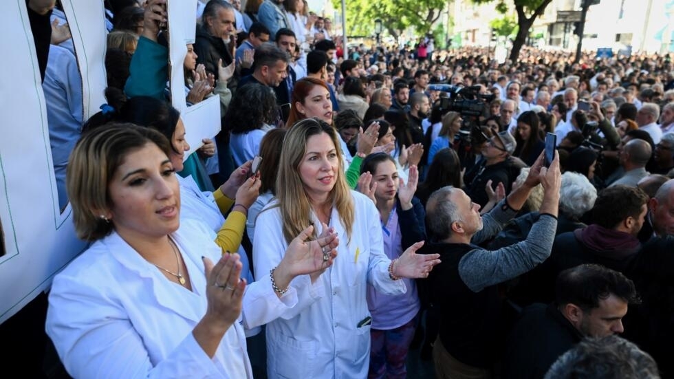 Cientos de personas realizaron este jueves un abrazo simbólico al Clínicas, uno de los seis hospitales dependientes de la Universidad de Buenos Aires