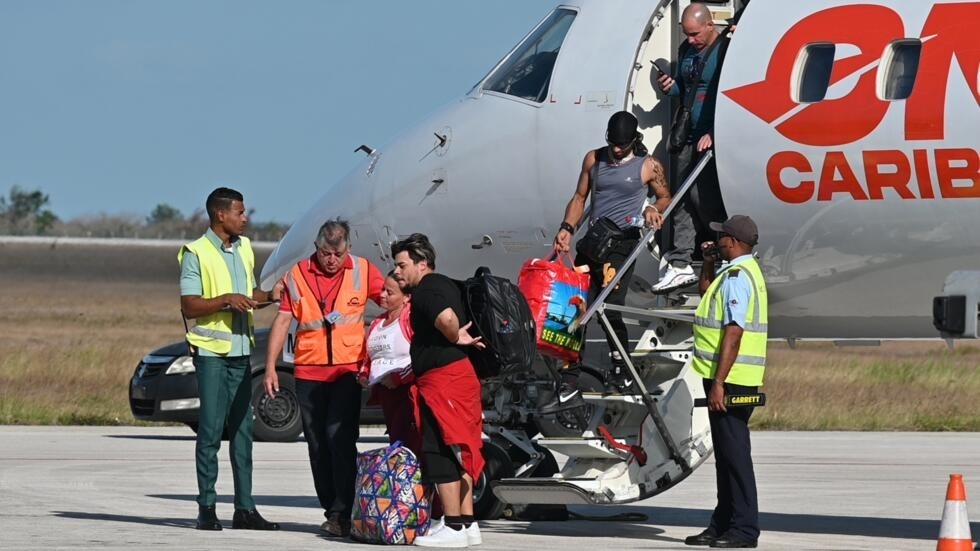 Un grupo de 49 cubanos que quedaron bloqueados en Puerto Príncipe, Haití, un país sacudido por la violencia, llega al aeropuerto de la ciudad de Camagüey, Cuba, el 19 de abril de 2024.