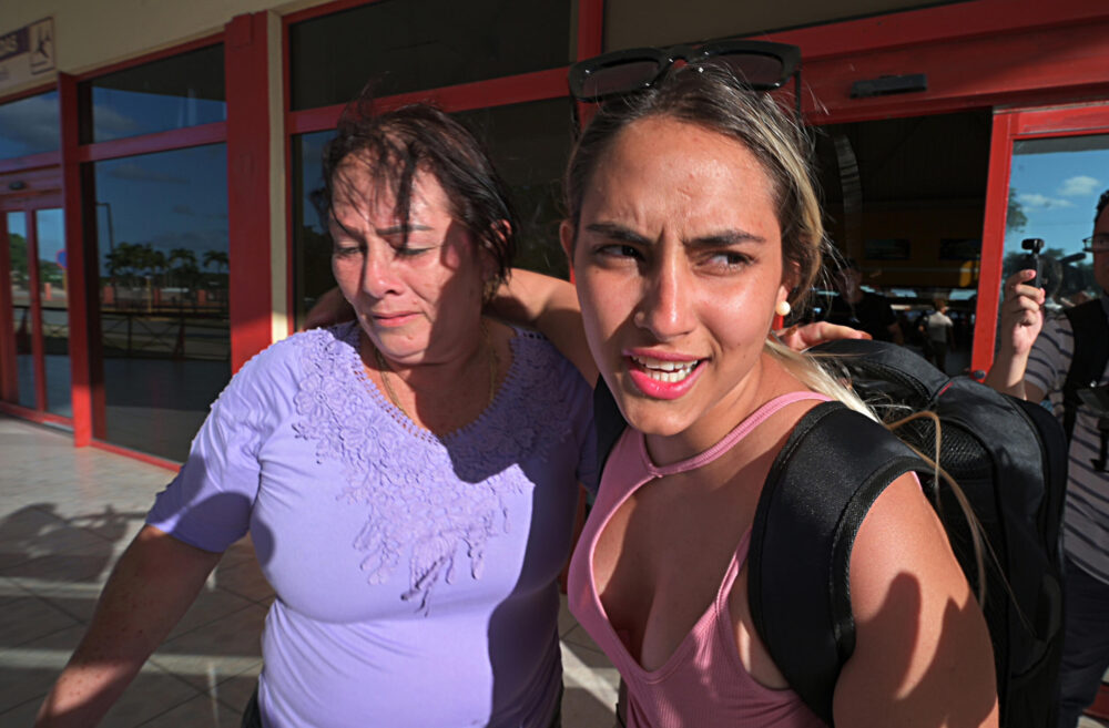 Una mujer del grupo de 49 cubanos que quedaron bloqueados en Puerto Príncipe, Haití, abraza a un familiar a su llegada al aeropuerto de la ciudad de Camagüey, Cuba, el 19 de abril de 2024