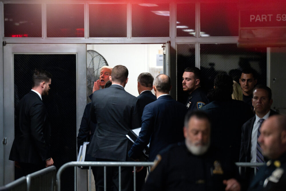 El expresidente de Estados Unidos, Donald Trump, abandona una rueda de prensa tras comparecer en el tribunal penal de Manhattan,  durante su juicio por supuestamente encubrir sobornos para comprar silencio de una exactriz porno, el 19 de abril de 2024, en la ciudad de Nueva York