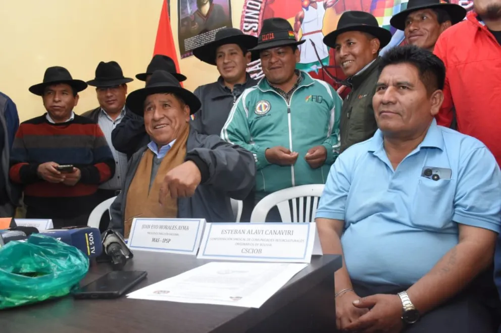 Conferencia de las organizaciones afines a Luis Arce, junto a la silla vacía de Evo Morales. Foto: APG