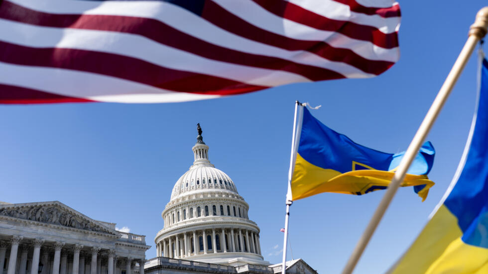 Banderas estadounidenses y ucranianas ondean en inmediaciones del Capitolio -sede del Congreso de EEUU- el 20 de abril de 2024, en Washington