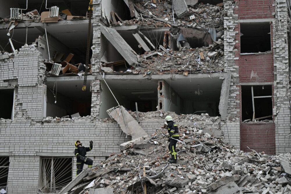 Socorristas entre los escombros de un edificio destruido por un ataque de misil ruso, el 17 de abril de 2024 en Cherniguiv, Ucrania