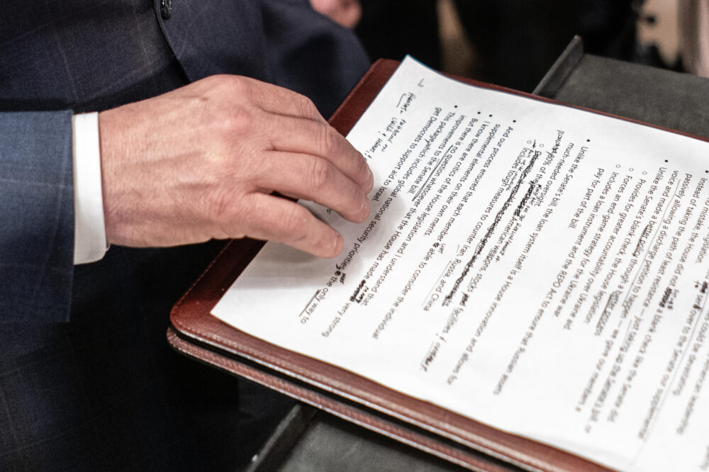 El presidente de la Cámara Baja, el republicano Mike Johnson, lee sus notas mientras habla con la prensa tras la aprobación de una serie de proyectos de ayuda exterior aprobados en el Congreso el 20 de abril de 2024, en Washington