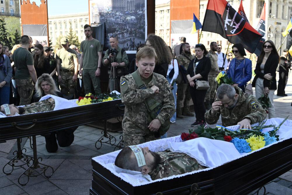 Familiares, amigos y camaradas rinden homenaje a dos militares ucranianos, Sergii Konoval y Taras Petryshyn, muertos en combate contra tropas rusas en la región de Donetsk, en la Plaza de la Independencia en Kiev, el 9 de abril de 2024, en medio de la invasión rusa.