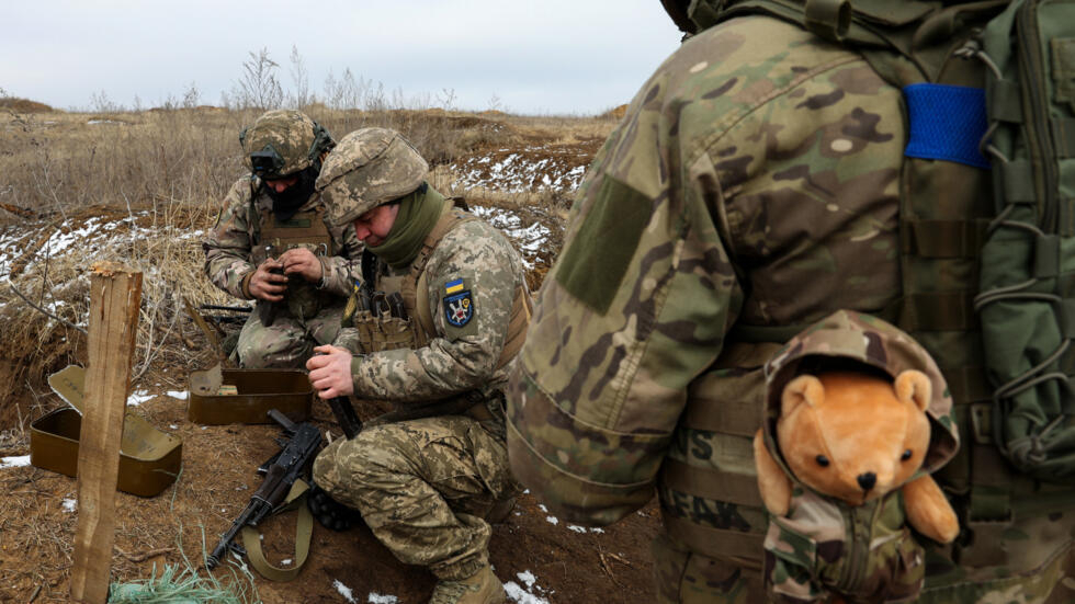 Unos soldados ucranianos preparan sus armas durante un entrenamiento militar cerca del frente en la región de Donetsk el 23 de febrero de 2024
