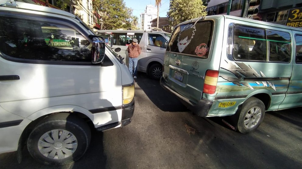 Vehícuulos del transporte libre bloquean la ciudad de Cochabamba. DICO SOLÍS