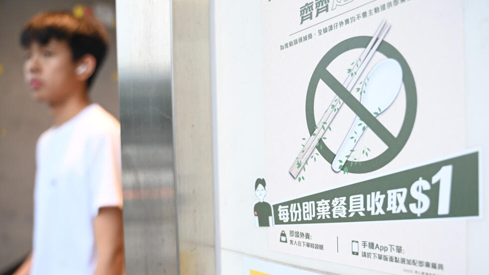 Un cartel en un restaurante advierte de que no se suministrarán a los clientes utensilios de plástico de un solo uso, el 22 de abril de 2024 en Hong Kong