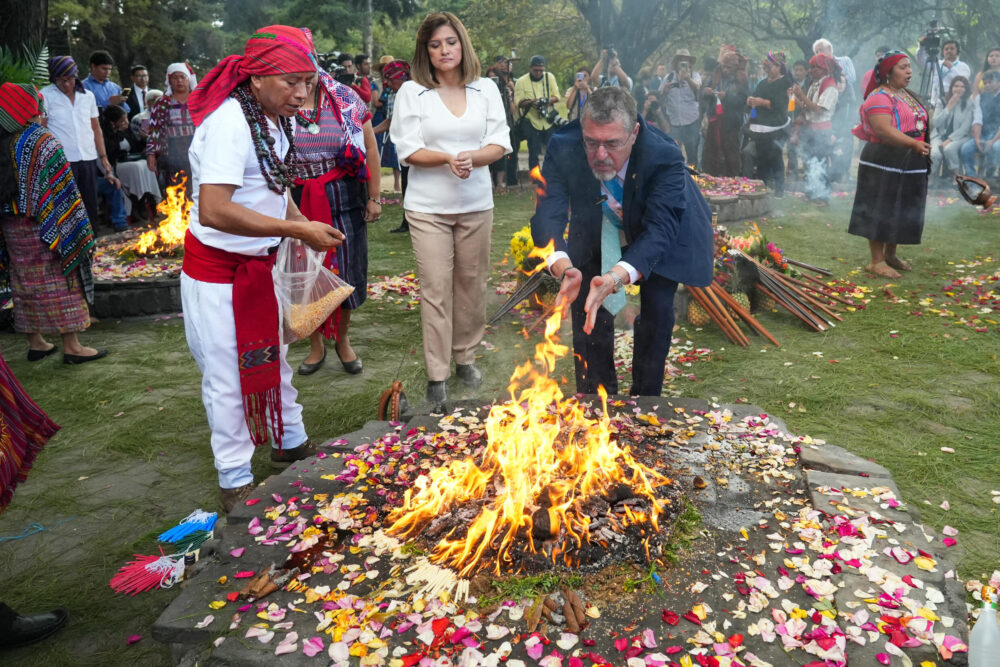 El presidente de Guatemala, Bernardo Arévalo, participa en una ceremonia maya celebrada en su honor en el sitio arqueológico de Kaminaljuyú, en la Ciudad de Guatemala, el 16 de enero de 2024