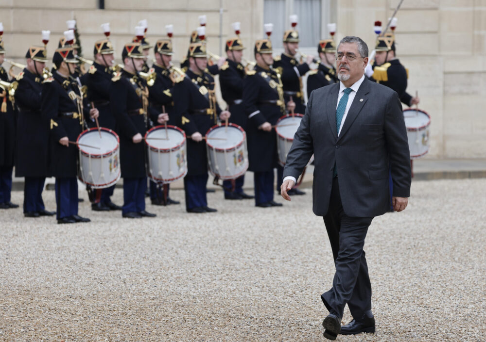 El presidente guatemalteco Bernardo Arévalo llega a una reunión con el presidente francés, en el Palacio del Elíseo en París, el 19 de febrero de 2024