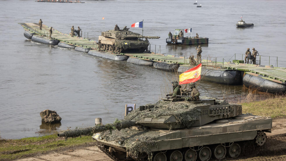 Soldados españoles circulan en un tanque Leopard tras cruzar el río Vístula durante unas maniobras militares de la OTAN en Korzeniewo, el 4 de marzo de 2024 al norte de Polonia