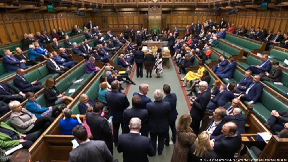 La Cámara de los Comunes antes de leerse el resultado de la votación. Los parlamentarios votaron 306 a 229 para rechazar una enmienda al proyecto de ley que garantiza que Ruanda puede ser considerado como un país seguro para los migrantes expulsados del Reino Unido. 