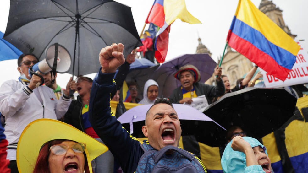 Manifestantes protestan contra las reformas del presidente colombiano Gustavo Petro en los sectores de sanidad, pensiones, empleo y prisiones, en Bogotá, Colombia, el 21 de abril de 2024.