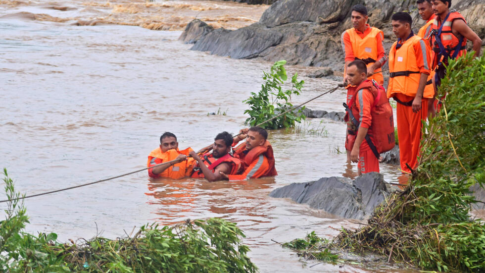 Unos pescadores son rescatadaos en el desbordado río Narmada tras las intensas lluvias monzónicas en Jabalpur, India, el 10 de julio de 2023