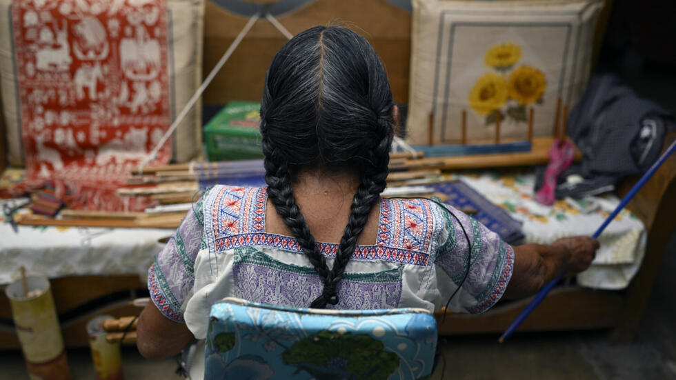 Martina Cruz trabajando en su telar en el poblado de El Mejay, en Hidalgo, México, el 10 de abril de 2024.