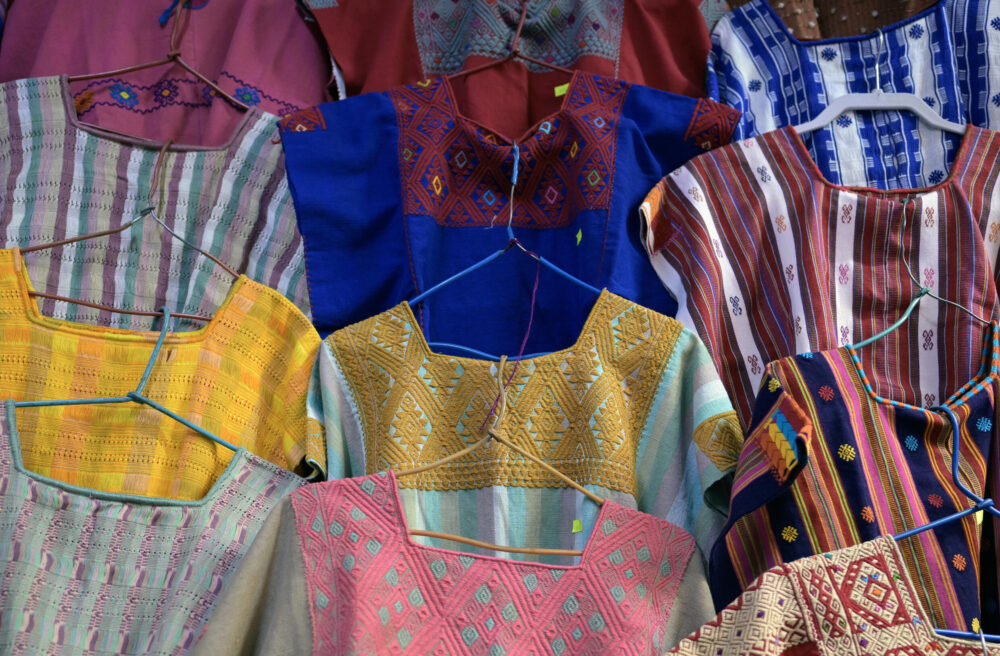 Vestidos tradicionales son exhibidos en un mercado de Ciudad de México el 4 de abril de 2024.