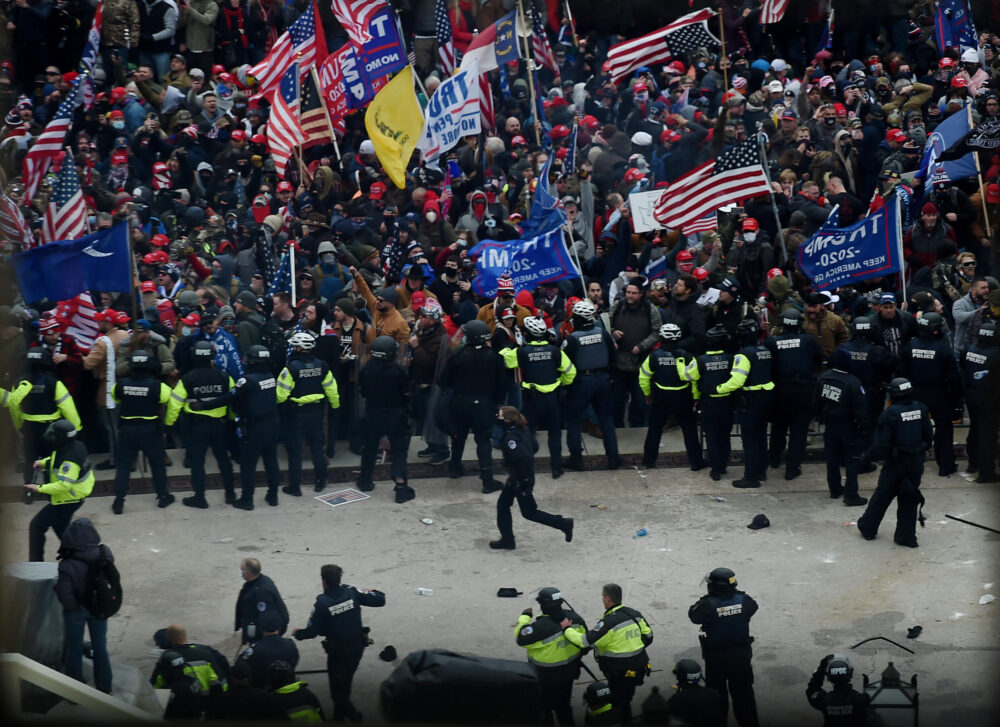 La policía intenta frenar a simpatizantes del expresidente de Estados Unidos, Donald Trump, frente al Capitolio el 6 de enero de 2021