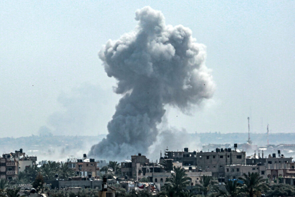Una humareda provocada por un bombardeo israelí al norte de Nuseirat, en el centro de la Franja de Gaza, el 23 de abril de 2024