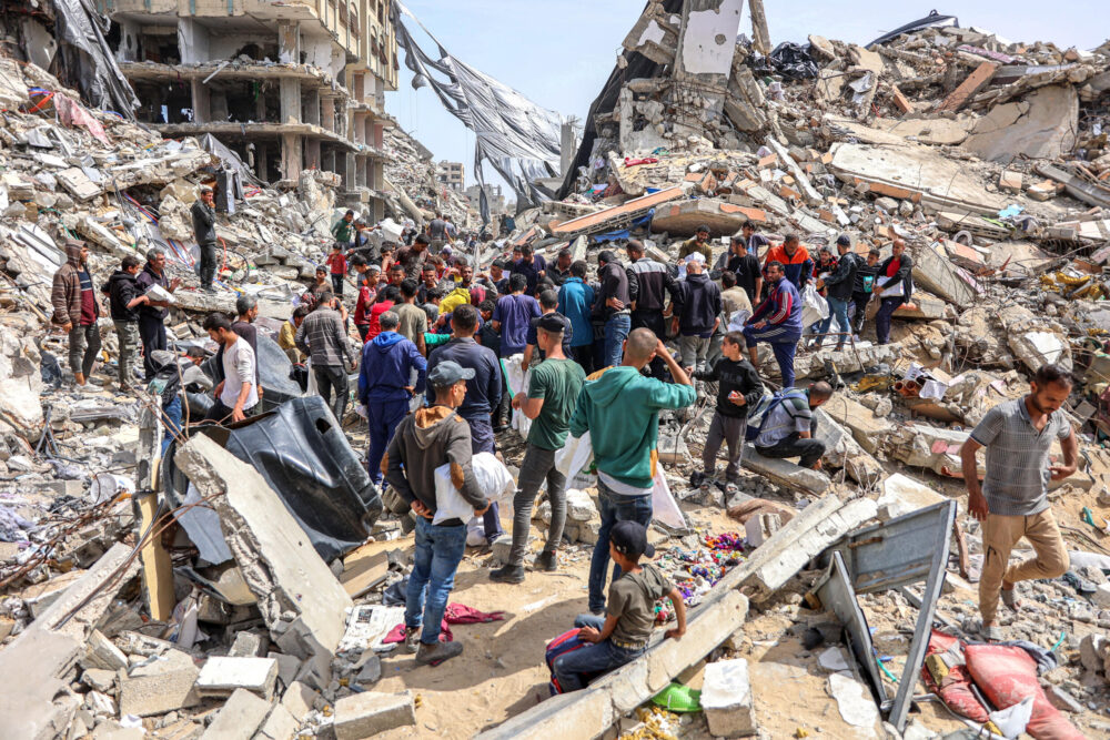Varias personas acuden para recibir ayuda humanitaria en el norte de la Franja de Gaza, el 23 de abril de 2024