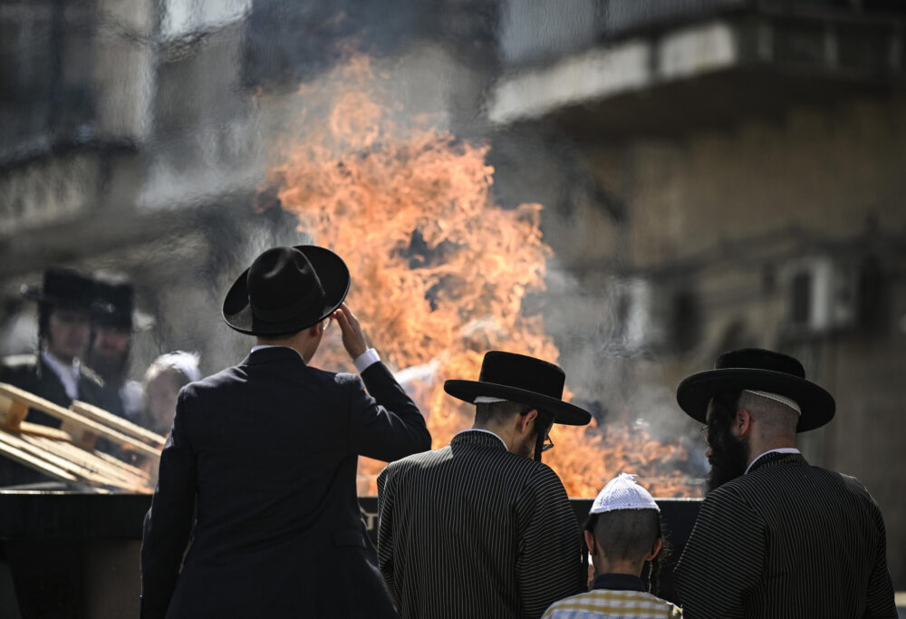 Judíos ultraortodoxos durante el ritual Biur Chametz en el distrito de Mea Sharim de Jerusalén, el 22 de abril de 2024, de cara a la celebración de la Pascua judía