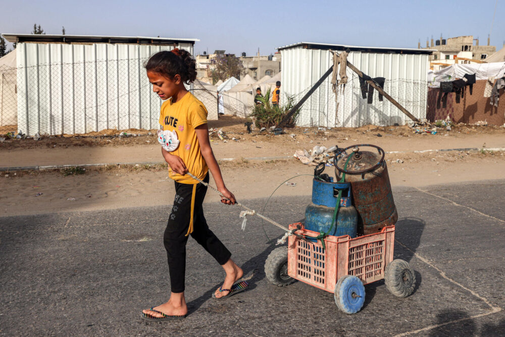 Una niña en una calle de Rafah, en el sur de la Franja de Gaza, el 23 de abril de 2024