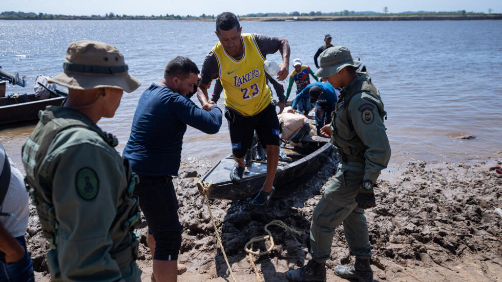 Puerto Guacara en La Paragua, estado Bolívar, Venezuela, el 23 de febrero de 2024, después del colapso de la remota mina ilegal 'Bulla Loca' donde al menos 16 personas murieron tras el desplome de la cantera el 20 de febrero